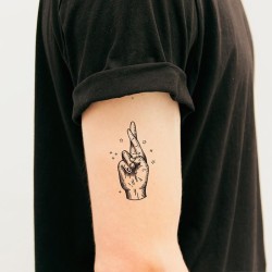 Tatouage DOIGTS CROISES