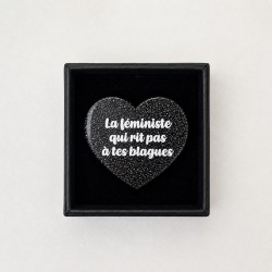 Broche LA FÉMINISTE QUI RIT PAS À TES BLAGUES