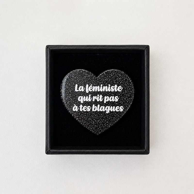 Broche LA FÉMINISTE QUI RIT PAS À TES BLAGUES